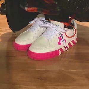 Off-White Arrow Top low top sneakers! Pink and white silhouette color!